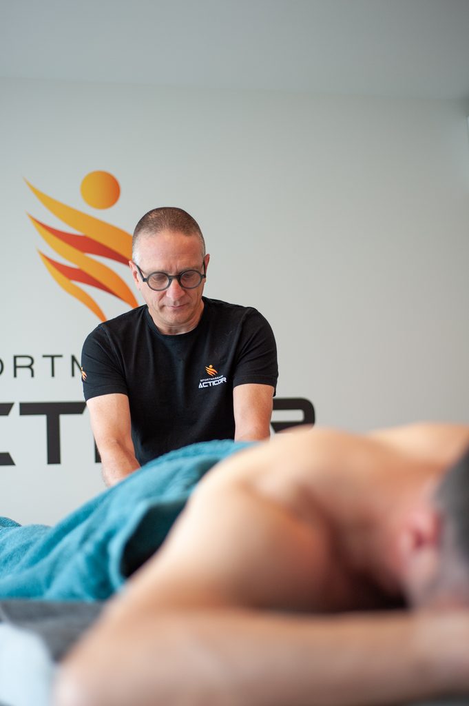 Sportmasseur Tom Segers tijdens een behandeling bij Acticor Sportmassage
